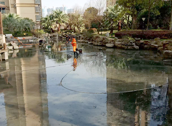 兴安景观池淤泥清理